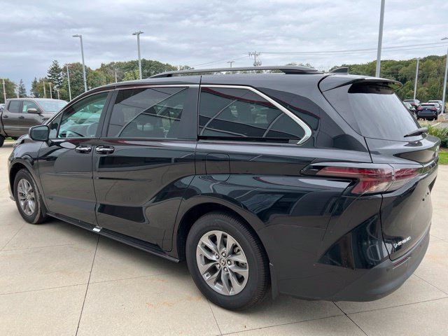 Used 2025 Toyota Sienna XLE w/ XLE Plus Package AWD/4WD image 5