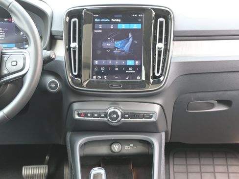 Used 2023 Volvo XC40 B5 Ultimate w/ Climate Package AWD/4WD image 32