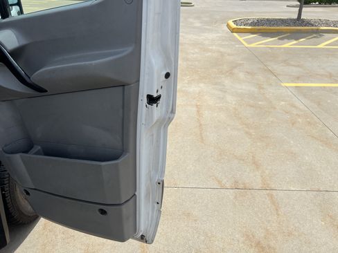 Used 2015 Mercedes-Benz Sprinter 2500 image 33