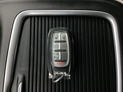 Used 2021 Chrysler Pacifica Touring-L image 40