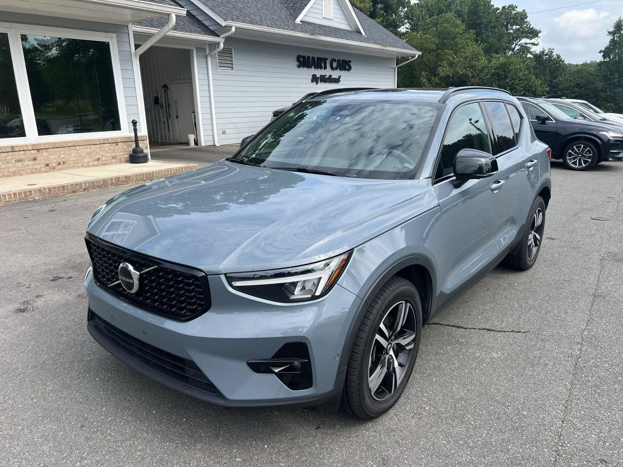 Used 2023 Volvo XC40 B5 Plus AWD/4WD image 1