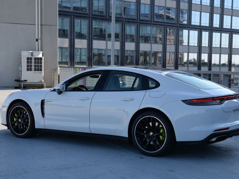 Certified 2022 Porsche Panamera 4 image 3