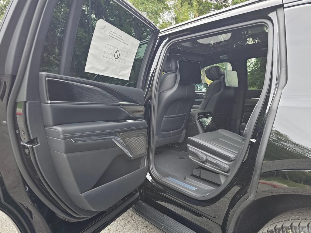 New 2026 Cadillac Escalade IQL Sport 2 w/ LPO, ONYX Package AWD/4WD image 19
