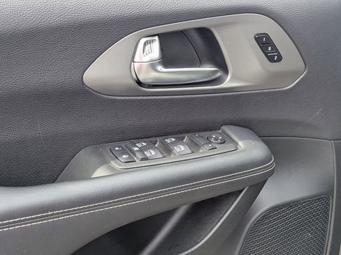 Used 2025 Chrysler Pacifica Select image 16