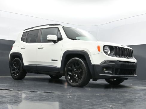 Used 2017 Jeep Renegade Altitude FWD image 41