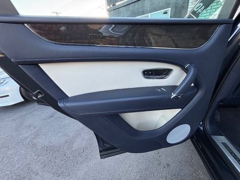 Used 2019 Bentley Bentayga AWD/4WD image 34