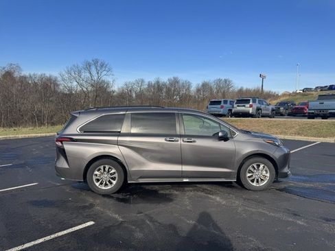 Used 2024 Toyota Sienna XLE image 2