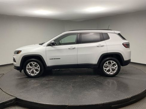 Used 2024 Jeep Compass Latitude AWD/4WD image 4