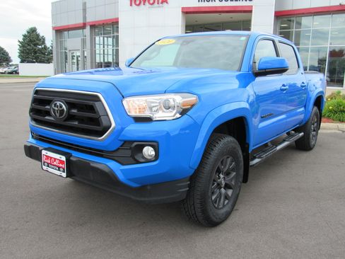 Used 2020 Toyota Tacoma SR5 w/ Blackout Package AWD/4WD image 2