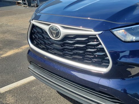 Certified 2021 Toyota Highlander XLE FWD image 3