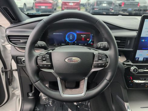 Used 2023 Ford Explorer Platinum w/ Technology Package image 17