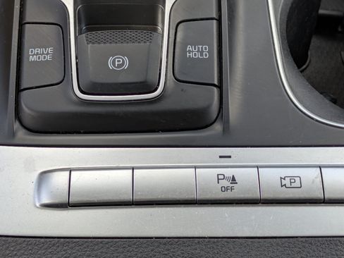 Certified 2024 Kia Carnival LX FWD image 25