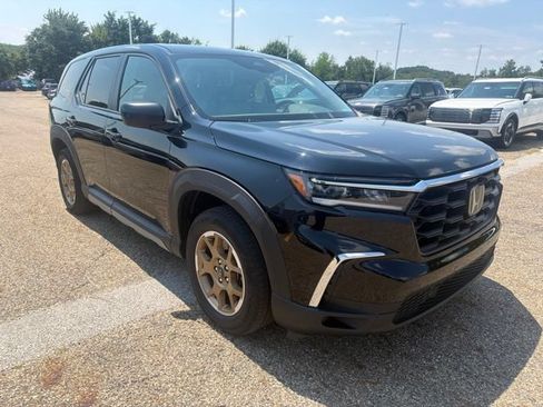 Used 2023 Honda Pilot LX image 2