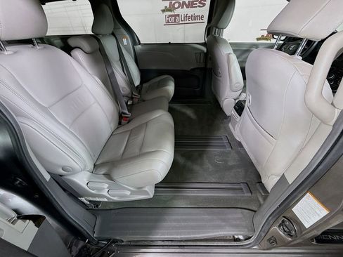 Certified 2019 Toyota Sienna XLE w/ Carpet Mat Package image 29