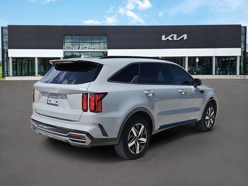 Used 2023 Kia Sorento EX w/ Panoramic Sunroof Package FWD image 4