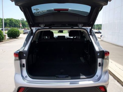 Used 2024 Toyota Highlander LE AWD/4WD image 10