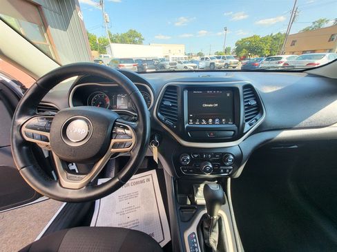 Used 2017 Jeep Cherokee Latitude FWD image 16