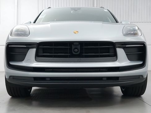 Certified 2026 Porsche Macan AWD/4WD image 10