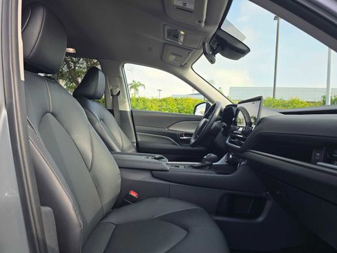 Certified 2025 Toyota Grand Highlander FWD image 11