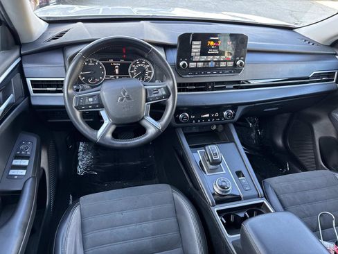 Used 2024 Mitsubishi Outlander AWD image 9