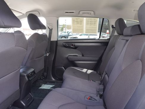 Used 2023 Toyota Highlander LE FWD image 12