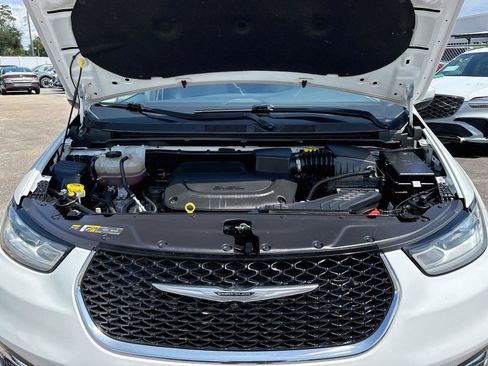 Used 2023 Chrysler Pacifica Touring-L FWD image 30