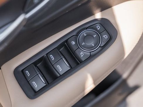 Used 2019 Cadillac XT5 Platinum AWD/4WD image 39