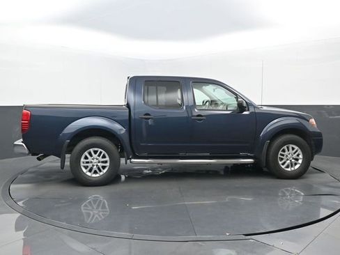 Used 2019 Nissan Frontier SV image 2
