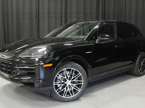 Used 2024 Porsche Cayenne image 1