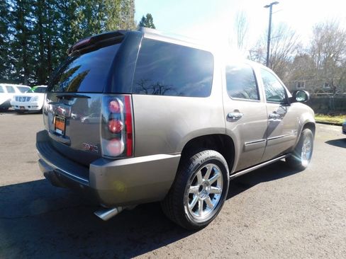 Used 2011 GMC Yukon Denali image 2