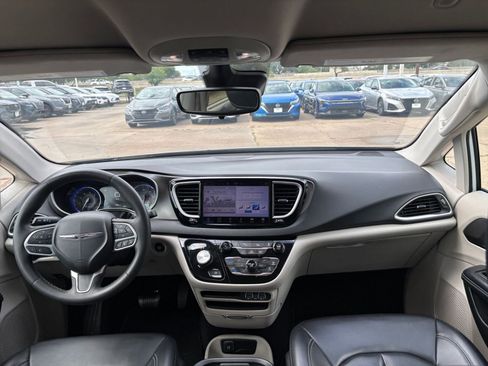 Used 2023 Chrysler Pacifica Touring-L FWD image 36