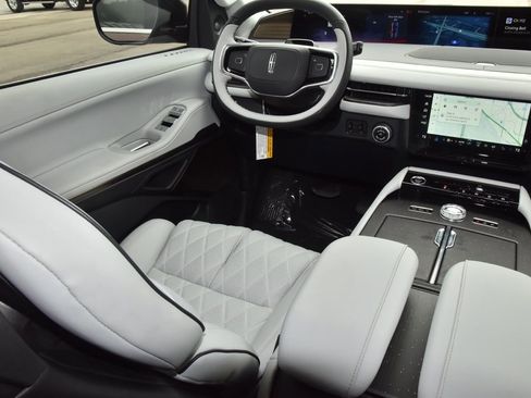 New 2026 Lincoln Navigator Black Label AWD/4WD image 16