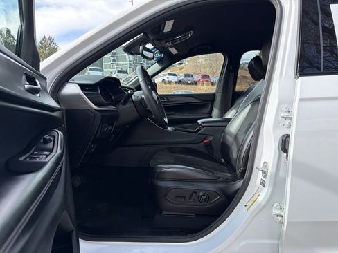 Used 2023 Jeep Grand Cherokee L Altitude image 10