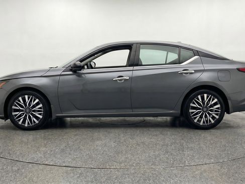 Used 2025 Nissan Altima 2.5 SV FWD image 5