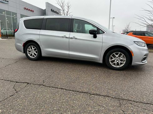 Certified 2024 Chrysler Pacifica Touring-L image 8