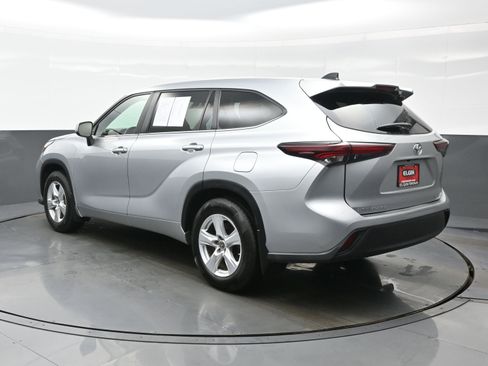 Used 2024 Toyota Highlander LE AWD/4WD image 4