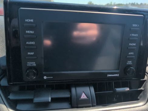 Used 2021 Toyota RAV4 LE image 12