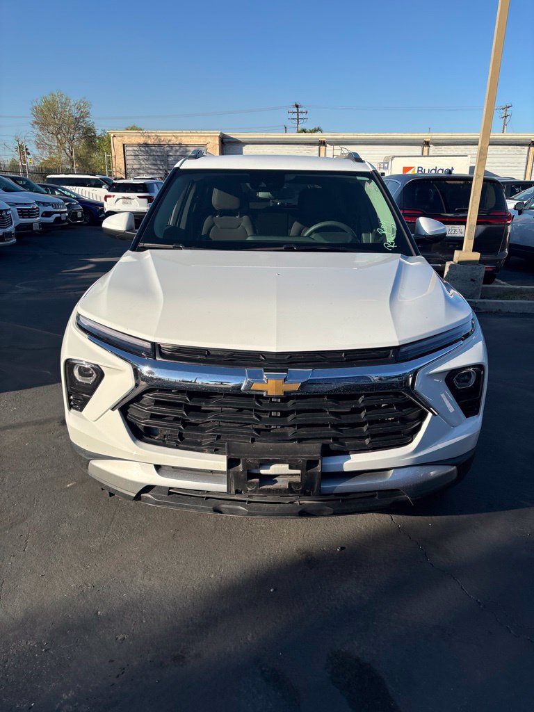 Used 2025 Chevrolet TrailBlazer LT AWD/4WD image 2