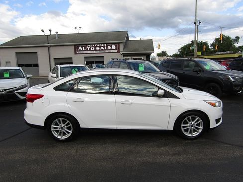 Used 2017 Ford Focus SE FWD image 2