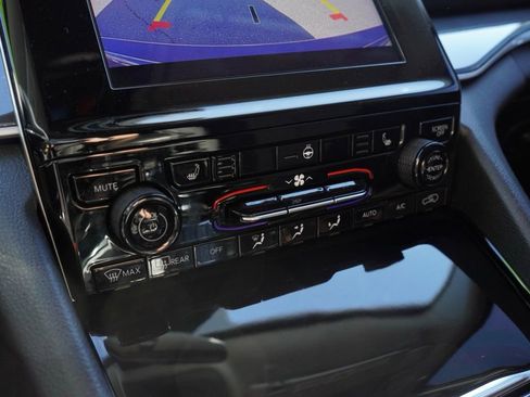 Used 2022 Jeep Grand Cherokee Laredo w/ Luxury Tech Group I image 18