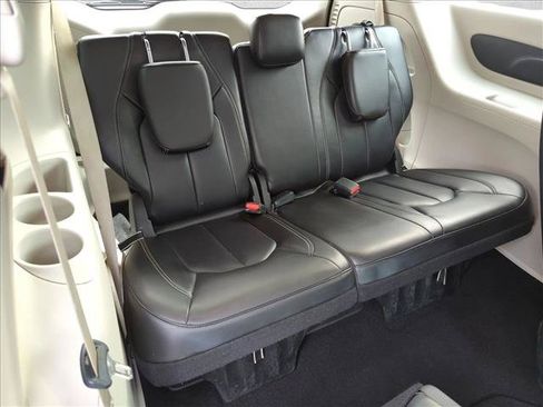 Used 2023 Chrysler Pacifica Touring-L FWD image 18