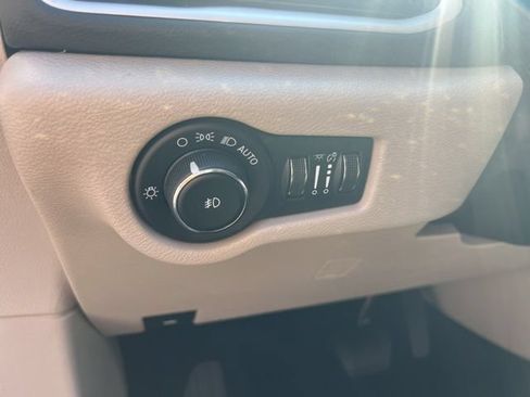 Used 2023 Chrysler Pacifica Touring-L FWD image 8