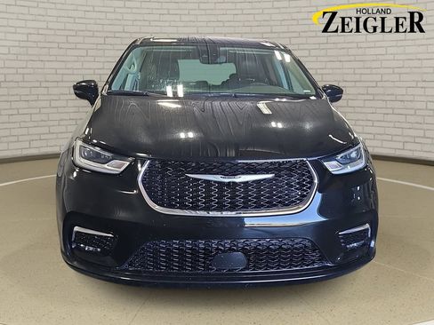 Used 2024 Chrysler Pacifica Touring-L FWD image 2