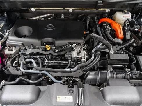 Certified 2022 Toyota Venza LE image 29