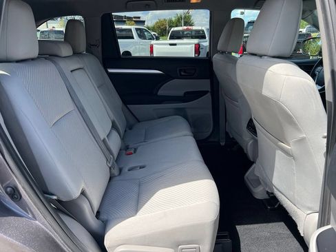 Used 2019 Toyota Highlander LE AWD/4WD image 23