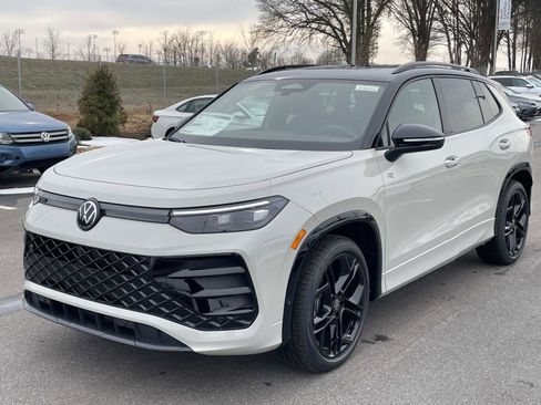 New 2026 Volkswagen Tiguan SE R-Line image 3