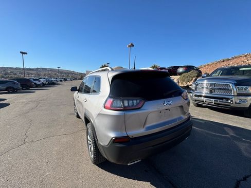 Used 2019 Jeep Cherokee Latitude Plus w/ Comfort/Convenience Group image 3