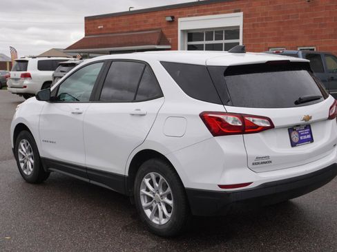 Used 2021 Chevrolet Equinox LS w/ LS Convenience Package AWD/4WD image 3