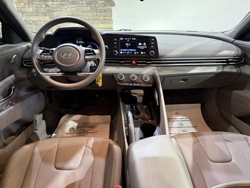 Used 2024 Hyundai Elantra SE image 25