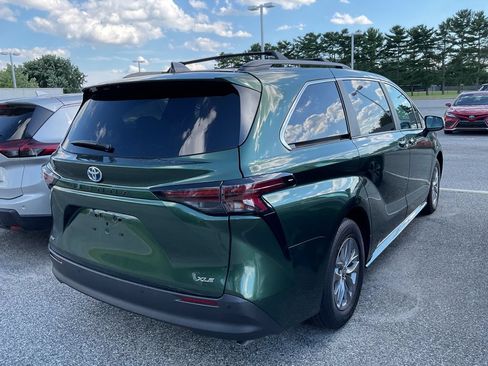 Used 2025 Toyota Sienna XLE FWD image 12
